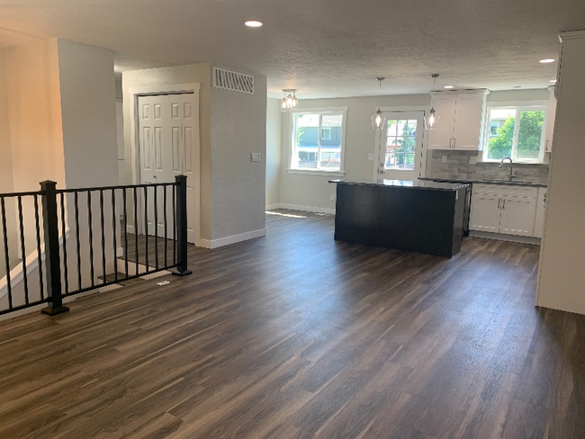 Photo - 4590 Jennifer St