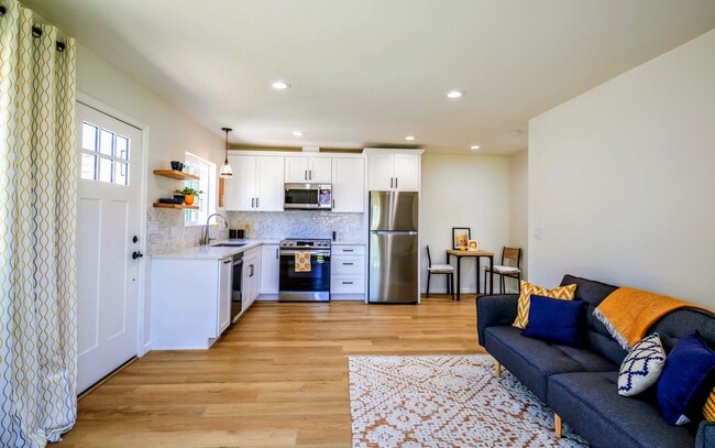 Combinación de sala, cocina y comedor - 4250 E Overlook Dr Unidad 1-bedroom cottage