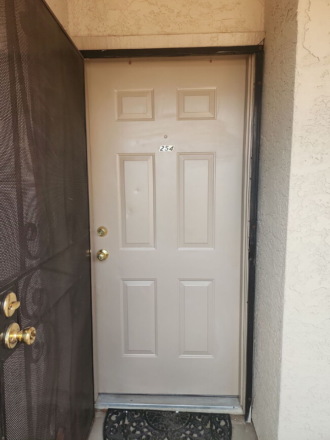 "Charming 2-Bed/1-bath in Phoenix with Cozy 704 Sq Ft Layout – Your Perfect Retreat in Phoenix!" ...