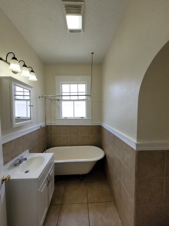 Photo - 3 Bedroom Apt. steps from Xavier University New Orleans Unit 4702 Euphrosine