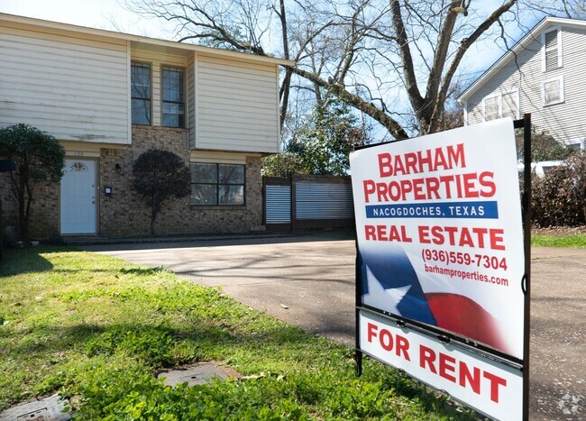 Building Photo - Duplex Available for June Move in! Rental
