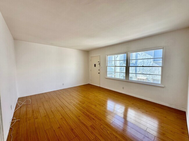 Photo - 320 Rexford Dr Unidad 320 S. Rexford Dr Apt A