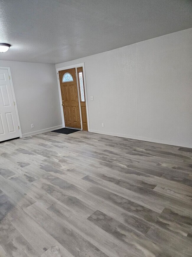 Photo - $1800 A MONTH - 3 BEDROOM 2 BATH HOME IN LEAVITT LAKE