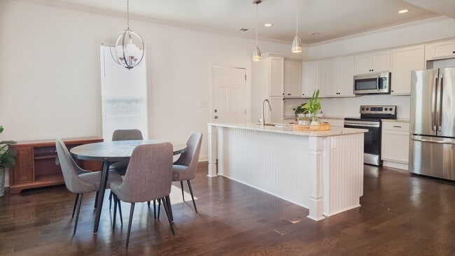Building Photo - Spacious 4/3.5 w/ Master on Main and Fully... Rental