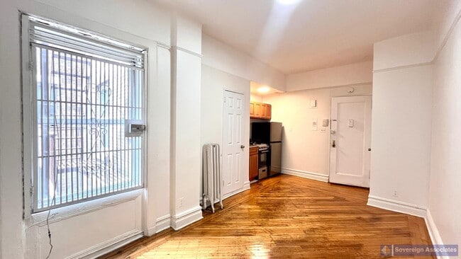 Building Photo - 936 West End Ave Unit G17