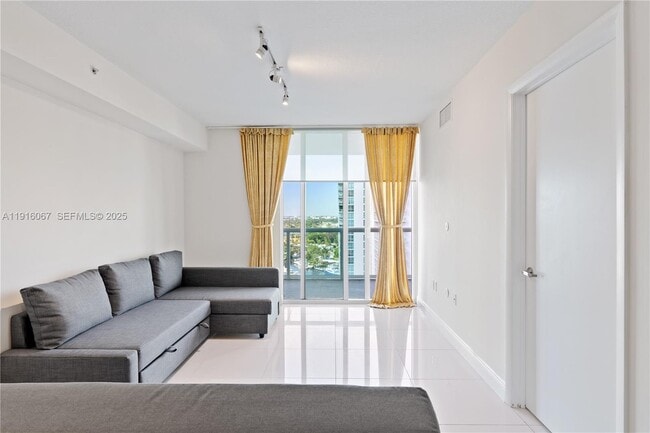 Photo - 1871 NW S River Dr Unidad 1804