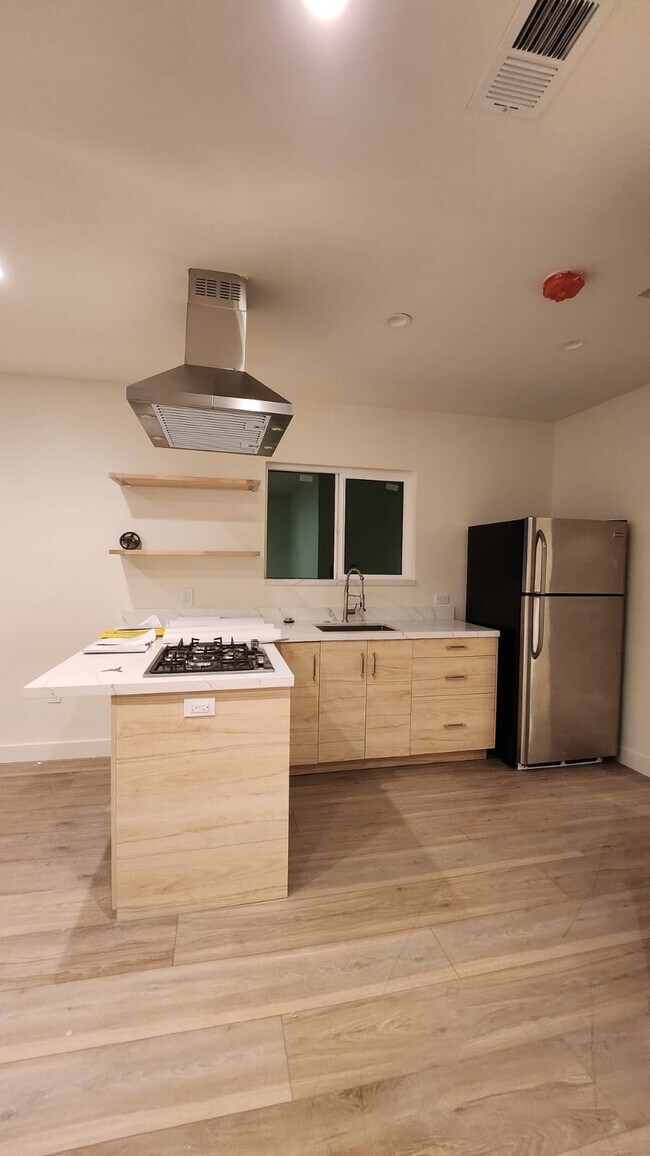 Photo - 129 W Howard St