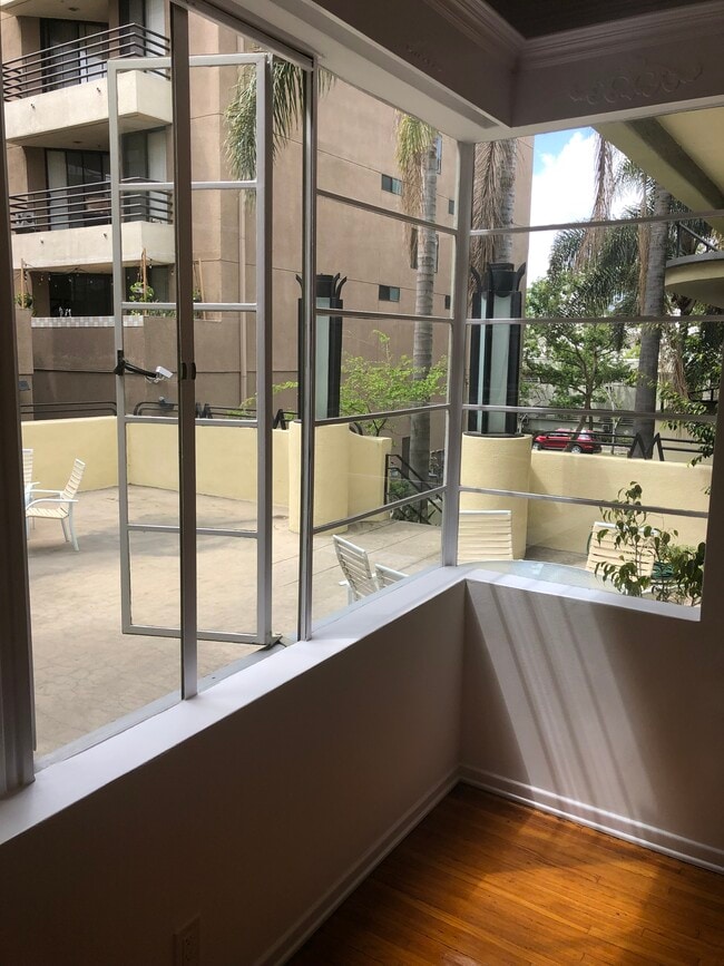 Photo - 520-522 N Rossmore Ave