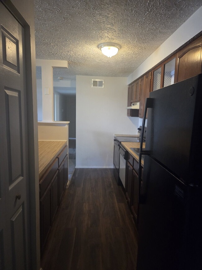 Building Photo - "Charming 2-Bed Retreat in Frederick - Cozy Living Awaits!" Unit C
