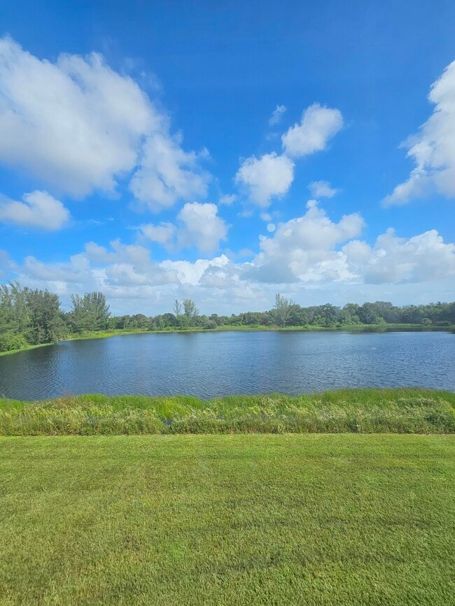 Building Photo - 1157 Golden Lakes Blvd Unit 623