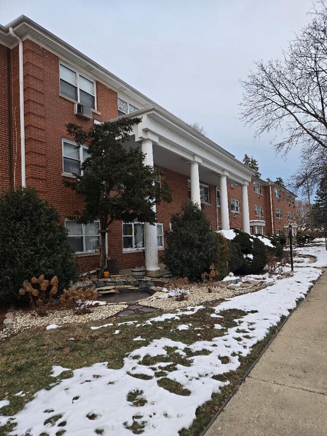 Building Photo - 570 Princeton St Unit D2W