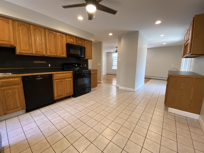 Building Photo - 47 Tremont St Unit 1 Rental