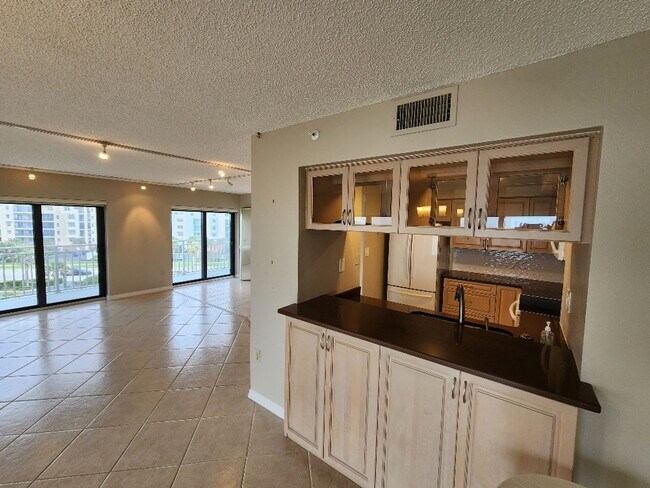 Photo - Beautiful 2 Bedroom Seascape Towers Oceanf...