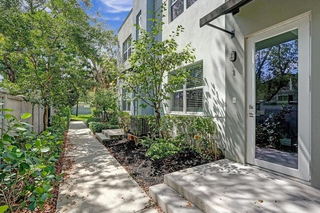 Building Photo - 480 NE 35th Ct Unit 2 Rental