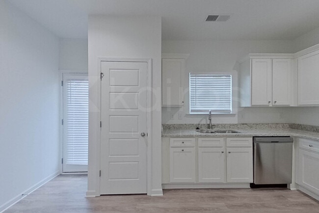 Photo - 130 English Oak Ln