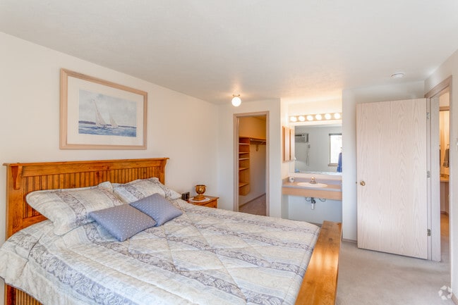 2BR, 1BA - 902 SF
