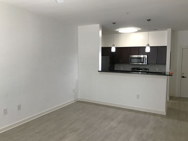 Building Photo - Charming ground-level 1 bed / 1 bath condo...