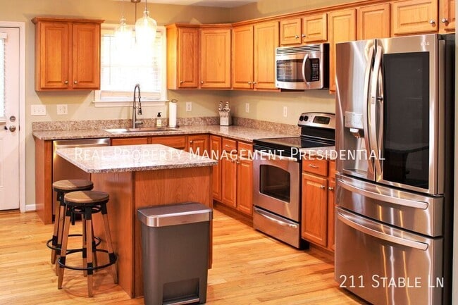 Photo - 211 Stable Ln