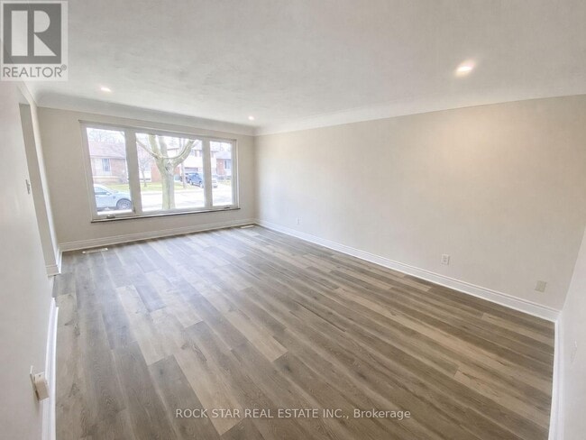 Photo - 227 Fernwood Crescent