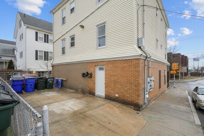 Photo - 337 Columbia St Unit 2R