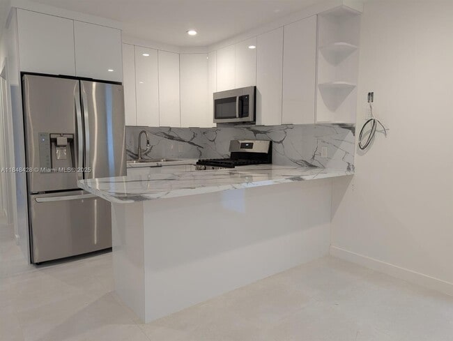 Building Photo - 911 Sharar Ave Unit 2 Rental
