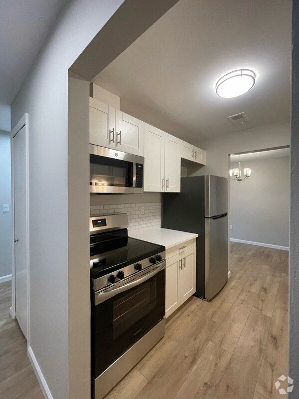Building Photo - 15999 W Eleven Mile Rd Unit 4 Rental