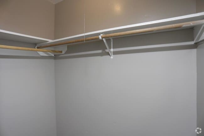 2BR,1BA - 833SF - CLOSET