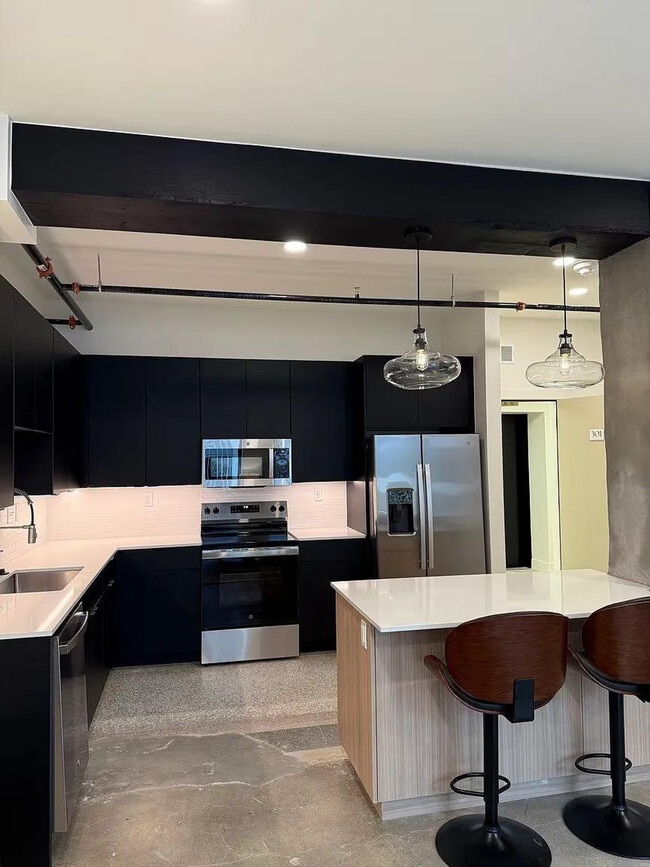 Building Photo - 116 W 3rd St Unit ID1322460P