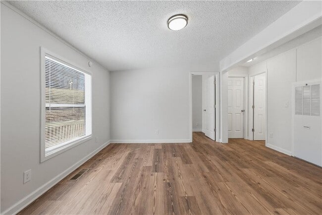 Photo - 190 Chivalry Ln