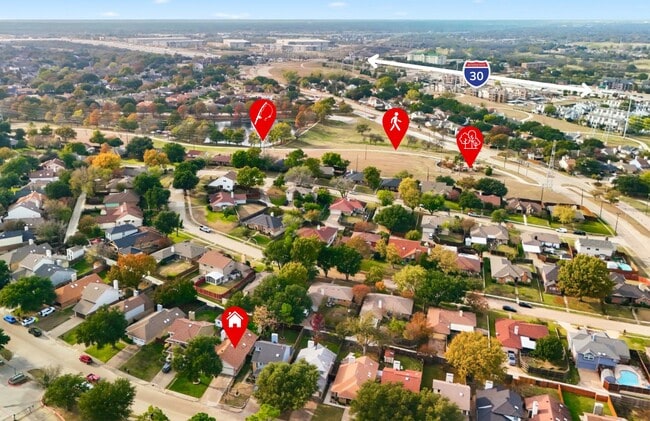 quiet neighborhood near walking trails and pond but also close proximity to I30! - 4813 Via Ventura