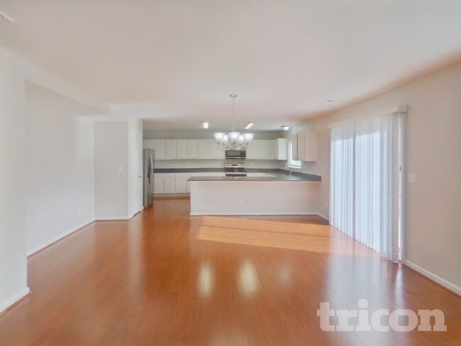 Photo - 11019 Kinnairds St