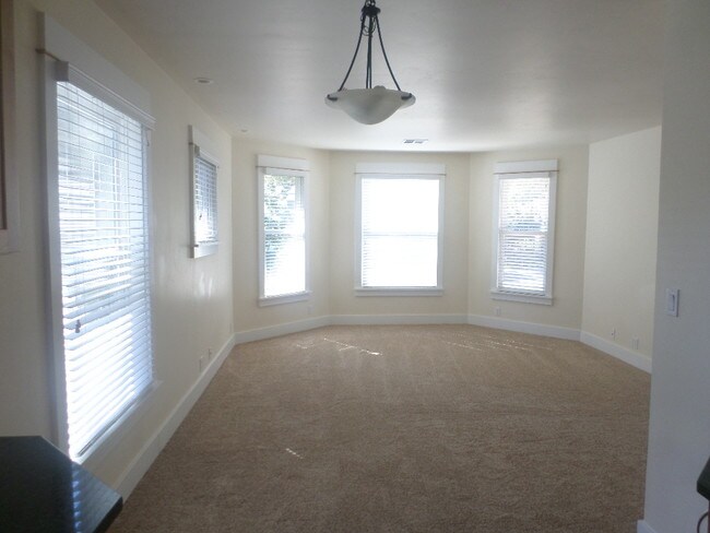 Photo - 689 Siskiyou Blvd