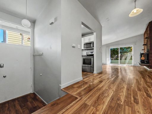 Photo - AVAILABLE NOW! Mid-century 2 Bedroom Apartment in Magnolia w/ Bonus Room and Private Balcony! Unidad 3