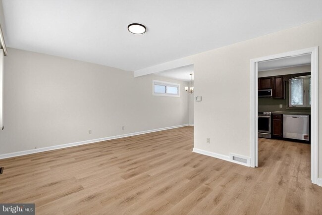 Photo - 154 Valleybrook Rd E