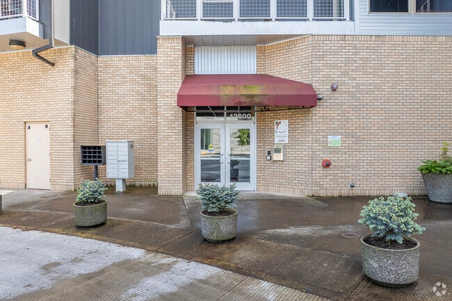 Entrance - Crescent Promenade