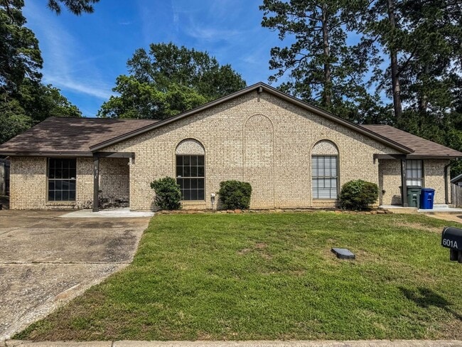 Building Photo - Comfortable 3BR/2BA Home in a Prime Location Near Forest Hills