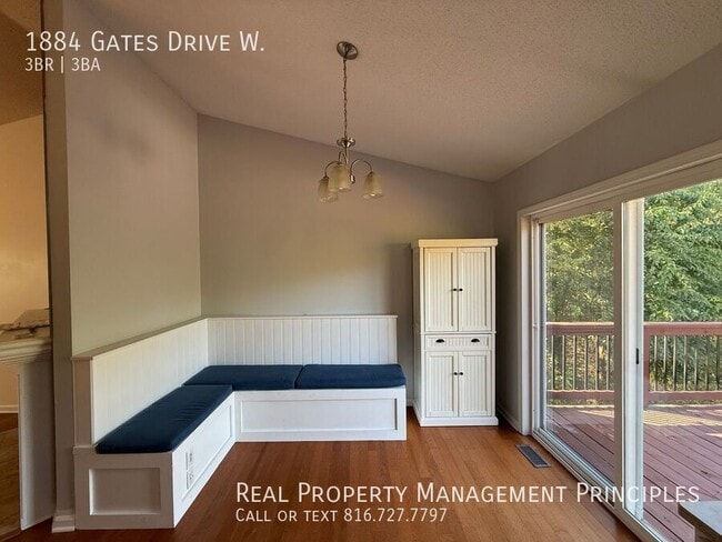 Photo - 1884 Gates Dr W