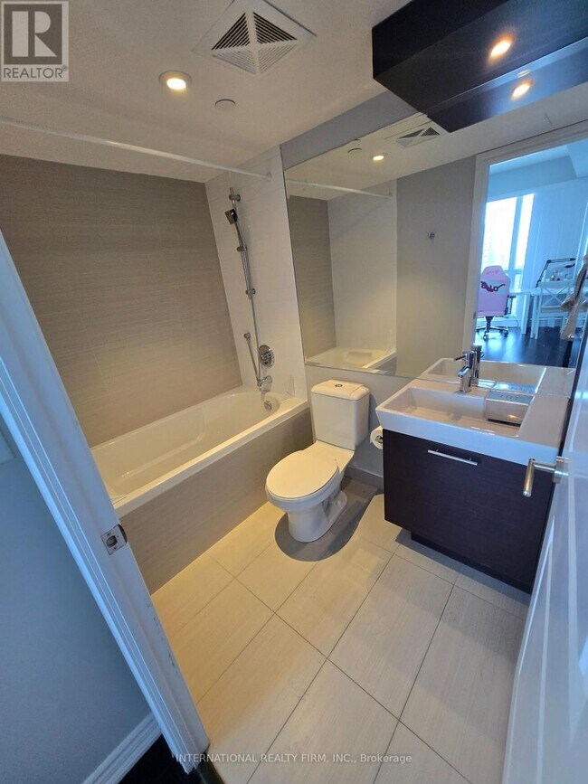 Photo - 386 Yonge St Unit 3404