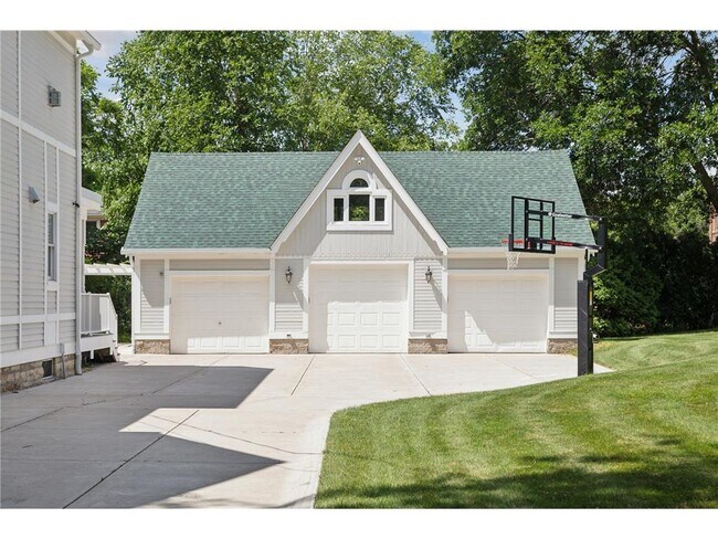 Photo - 206 5th St S