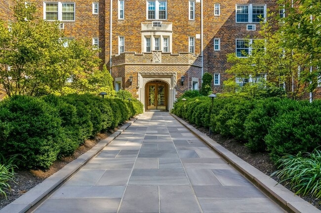 Building Photo - Spacious 1BR/1BA in Fabulous Cathedral Heights neighborhood!