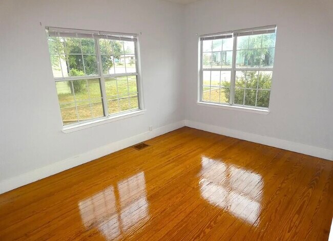 Photo - 301 E Sandstone St