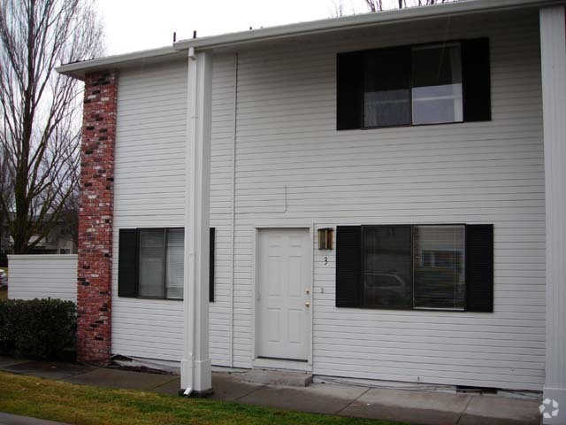 Building Photo - Spacious Townhome for Rent