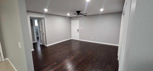 Área de la sala de estar - 1445 Monroe Dr NE Unidad A8