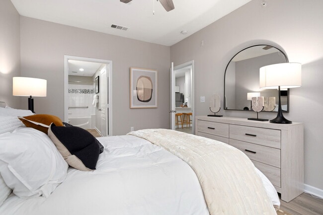 Building Photo - Niche