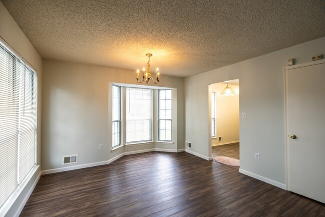 Photo - 361 Hadleigh Ln
