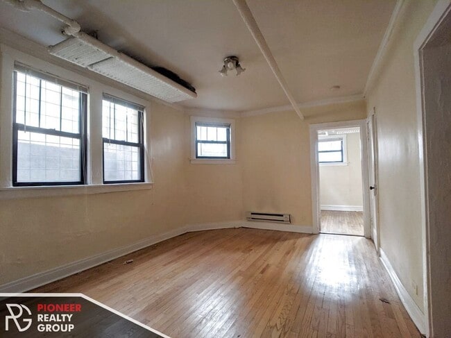 Building Photo - 2241 N Bissell St Unit G