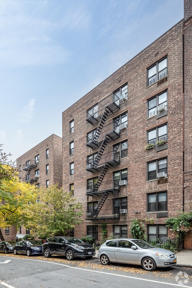 Photo - 70 Park Ter E