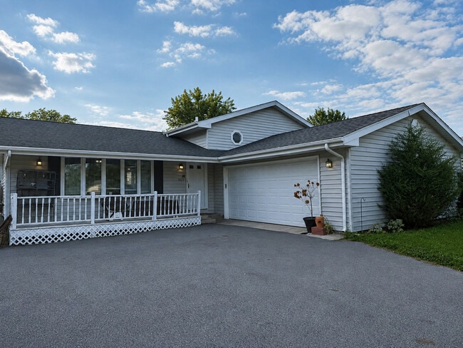 Building Photo - 1021 Stonegate Rd