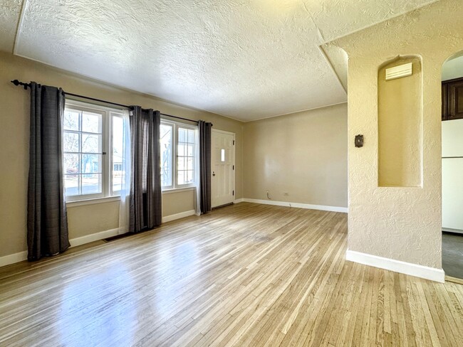 Photo - 1050 E Bates Pkwy