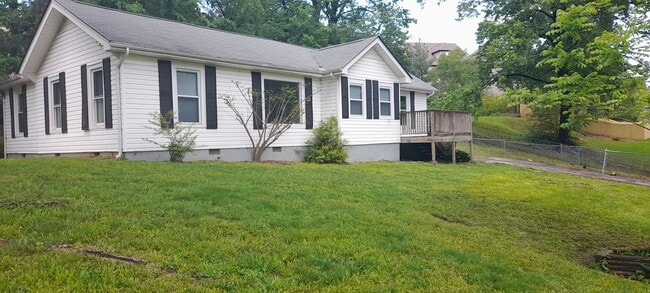 Building Photo - 3 bedroom 2 bath home with Den in Convenient Location